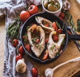 Rybí recepty: pečený kapr s bylinkami a bramborem