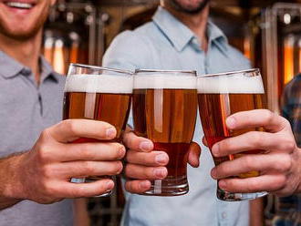 Od pátku konec piv „na stojáka“, hospody budou muset nově hlídat i počty hostů