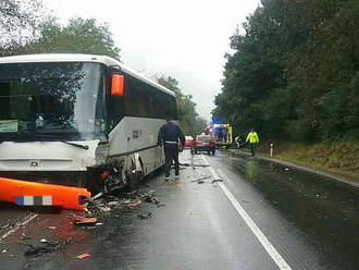 Po zrážke autobusu s autom sú traja zranení