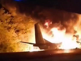 Na Ukrajine sa zrútilo vojenské lietadlo, zahynulo najmenej 22 ľudí