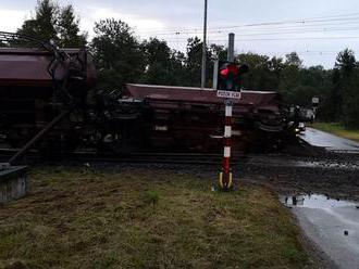 V okrese Malacky sa vykoľajil vlak, museli odstaviť dopravu
