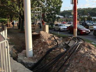 Opravu električkovej trate sprevádza vlna kritiky: Nebezpečné chodníky a nedodržiavanie BOZP, mesto 