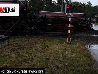 PRÁVE TERAZ Pri Veľkých Levároch sa vykoľajil nákladný vlak, nikto sa nezranil