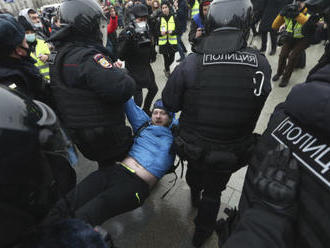 Při demonstracích na podporu Navalného bylo zatčeno přes 300 lidí