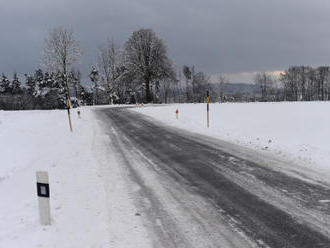 V Ústeckém a Libereckém kraji leží na cestách místy sníh