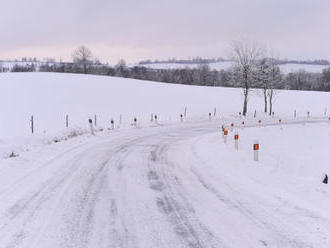 Silnice Vysočiny jsou po nočním sněžení mokré i s ujetým sněhem