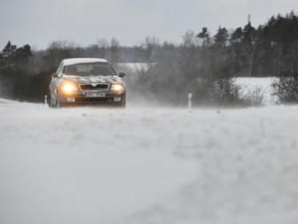 Dopravu opět komplikuje sníh, silnice jsou s opatrností sjízdné