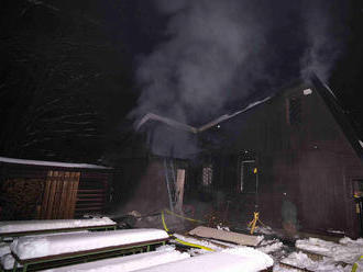 U požáru části střechy a boční zdi restaurace v Prstné zasahovaly tři jednotky hasičů, jedna z…