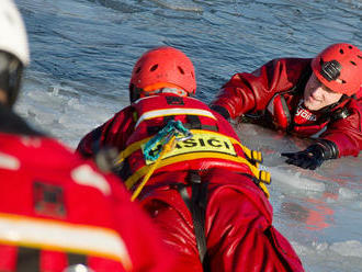Silný mráz přinesl možnost výcviků moravskoslezských hasičů na ledě, probíhají napříč krajem