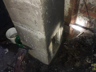 Jedním vodním proudem likvidovali hasiči požár v kotelně rodinného domu v obci Bezemín.