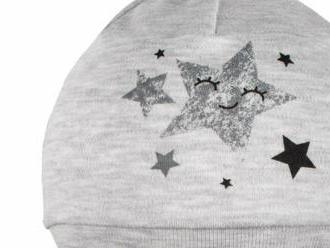 Dojčenská čiapočka New Baby Stars pre bábätká. Čiapočka je jednofarebná a zdobená hviezdičkou.
