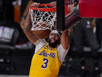 Hráči LA Lakers zvíťazili v Bostone, Davis pridal 14 doskokov