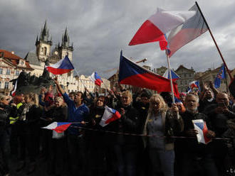 V Prahe sa napriek zákazu zišli na proteste stovky ľudí