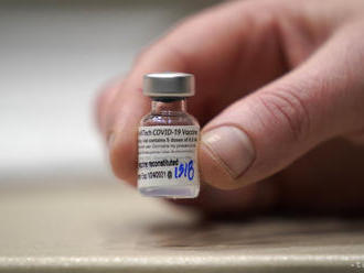 Švajčiarsko pre nedostatok vakcín obmedzilo plán očkovania na polovicu
