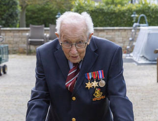 100-ročného veterána Toma Moora hospitalizovali s ochorením COVID-19