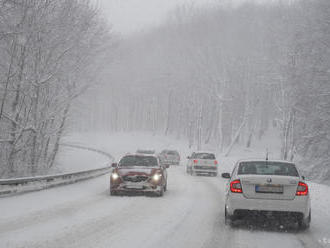 POZOR: Na cestách sa môžu vyskytovať snehové jazyky a záveje