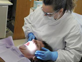 Prieskum: Zaočkovať sa chce dať takmer 93 percent zubných lekárov