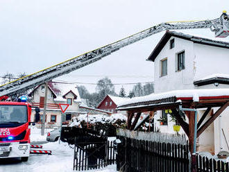 Děčínští profesionální hasiči vyjeli k požáru komínu v rodinném domě ve Staré Olešce. Z komínu…