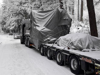 Mezi Málkovem a Novou Vsí na Tachovsku uvízl kamion s nákladem. Místo je velmi těžko dostupné,…