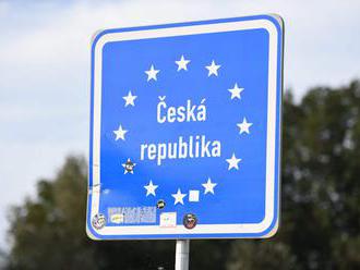 Česko sa uzatvára pre všetkých cudzincov od polnoci z piatka   na sobotu