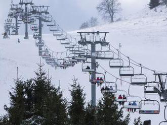 Rakúska polícia pokutovala lyžiarov, ktorí sa na zjazdovky dostali ako “účastníci kurzu”