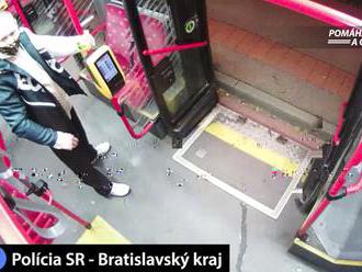 Bratislava: V autobuse lietali facky  