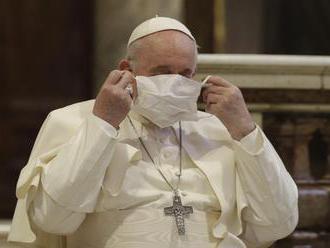 Vatikán: Pápež František a Benedikt XVI. dostali vakcínu proti COVID-19