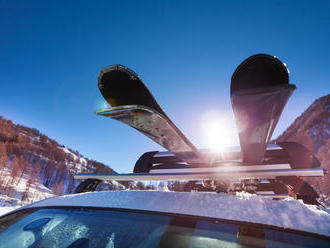 Zimné lyžovanie bez starostí. Preprava lyží do hôr pomocou nosiča