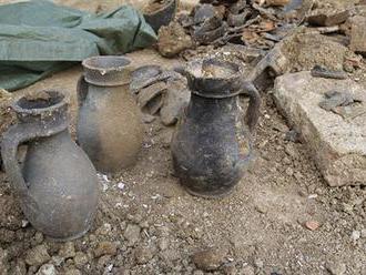 Překvapení archeologové našli v Brně pozůstatky pravěkého osídlení. Další průzkum kazí okolní domy