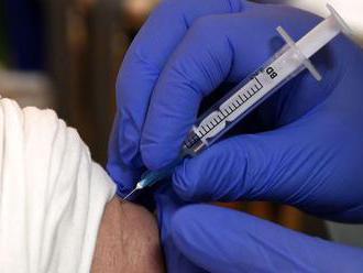 Po očkovaní proti koronavírusu zomrel na Slovensku pacient. Mal viacero chorôb