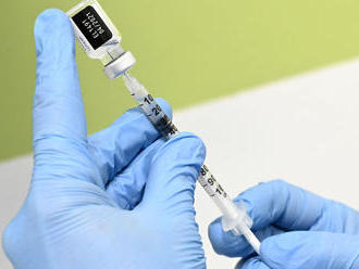 Vedci podporujú očkovanie, odporúčajú nastaviť aj ďalšie opatrenia