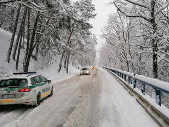 Sneh, vietor aj poľadovica trápia Slovensko