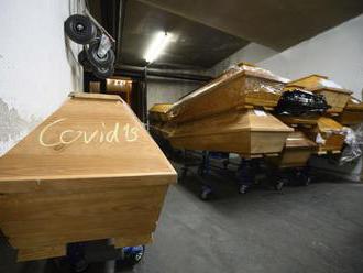 Pohreby komplikuje hystéria, situácia má byť onedlho kritická