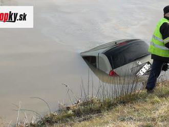 FOTO Z kanála v Novom Meste nad Váhom vytiahli osobné auto s mŕtvym mužom