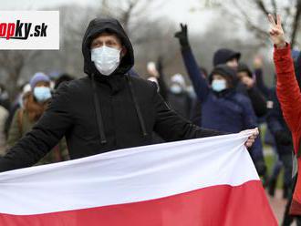 Bieloruskí demonštranti vytvorili ľudskú reťaz: Polícia viac ako 100 z nich zadržala