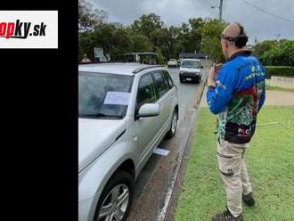 VIDEO Žena si ráno našla auto oblepené štyrmi odkazmi: Keď si ich prečítala, premkla ju hrôza