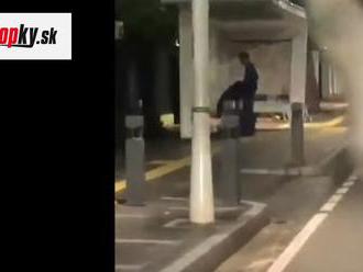 VIDEO Neuveriteľné! Dvojica sa spustila a oddala sa orálu na zastávke, keď čakala na autobus