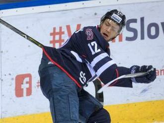 Sádecký z Bratislava Capitals skolaboval v zápase Ice Hockey League, previezli ho do nemocnice