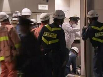 V Tokiu došlo k útoku, muž v kostýme pobodal pasažierov a založil požiar