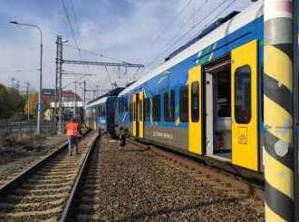 Provoz na trati v Plzni po vykolejení vlaku nebyl obnoven