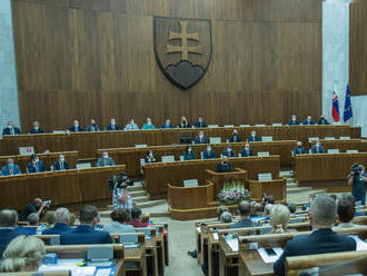 Poslanci odmietli viacero návrhov, medzi nimi aj „Orbánov zákon“
