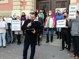 Hlučný protest pred súdom v B. Bystrici: Kolíková klame, hanba