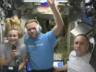 Z vesmírnej stanice sa vrátili ruskí filmári, ako prví nakrúcali v kozme