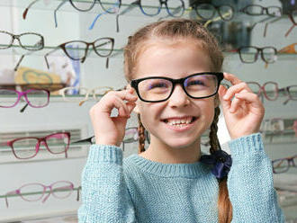 Pandémia covidu ovplyvnila aj zrak detí. Ako im vybrať okuliare?