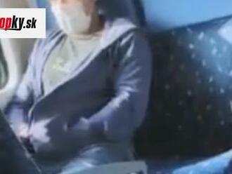 VIDEO Otrasné zábery natočené počas cesty: Masturbácia priamo vo vlaku! Muža už hľadá polícia