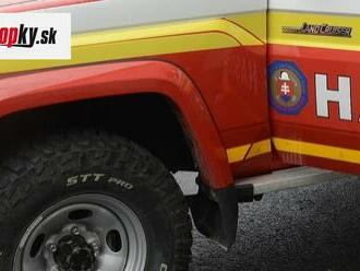 Desiatky hasičov zasahujú pri požiari skládky vo Vojanoch