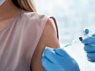 Vyrazili do terénu: Trnavský kraj začal očkovať proti COVID-19 na stredných školách