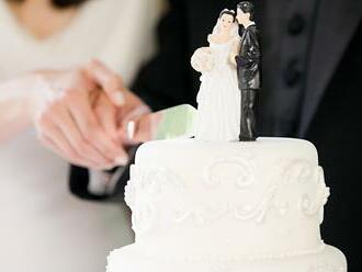 Fotka nezvyčajnej svadobnej torty spustila lavínu narážok: Ľuďom pripomína niečo veľmi neslušné