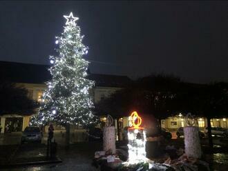 V meste zapálili prvú adventnú sviečku, rozsvietili aj vianočný stromček