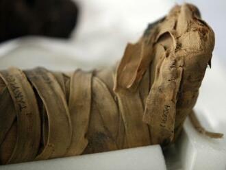 Archeologové v Peru našli nejméně 800 let starou svázanou mumii